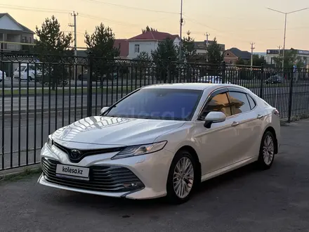 Toyota Camry 2021 года за 15 300 000 тг. в Шымкент