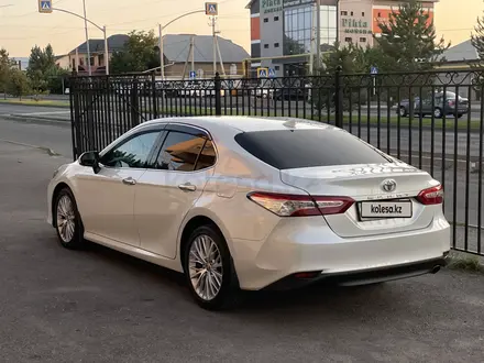 Toyota Camry 2021 года за 15 300 000 тг. в Шымкент – фото 2