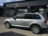 Volkswagen Touareg 2004 годаfor4 700 000 тг. в Алматы – фото 4