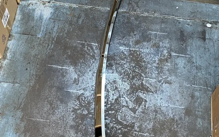 Сабля/хром на капот Toyota Camry 50 2012 за 9 000 тг. в Алматы