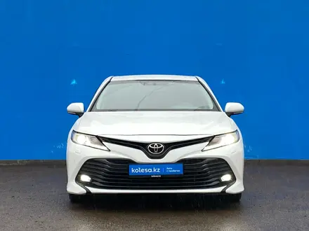 Toyota Camry 2018 года за 12 940 000 тг. в Алматы – фото 2