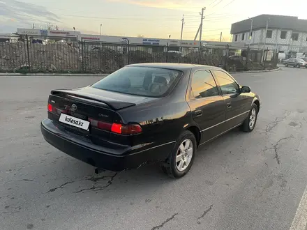 Toyota Camry 1998 года за 2 850 000 тг. в Алматы – фото 2