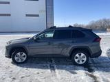 Toyota RAV4 2020 года за 13 100 000 тг. в Актобе – фото 2
