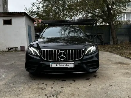 Mercedes-Benz E 200 2019 года за 19 000 000 тг. в Уральск – фото 2