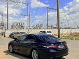 Toyota Camry 2018 года за 7 500 000 тг. в Атырау – фото 2