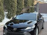 Toyota Camry 2018 года за 14 300 000 тг. в Алматы – фото 2