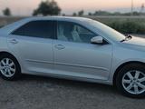 Toyota Camry 2015 года за 7 700 000 тг. в Уральск – фото 2