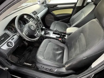 Volkswagen Passat 2012 года за 3 800 000 тг. в Атырау – фото 8