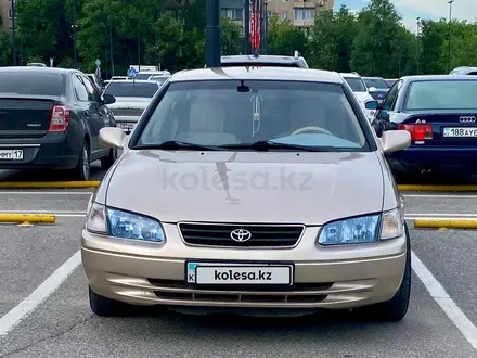 Toyota Camry 2000 года за 3 100 000 тг. в Шымкент – фото 2