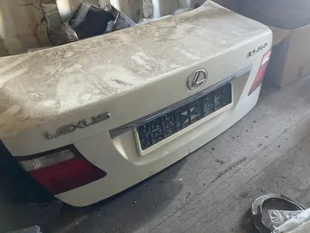 Крышка багажника Лексус ЛС 460 / Lexus LS 460 за 50 000 тг. в Караганда