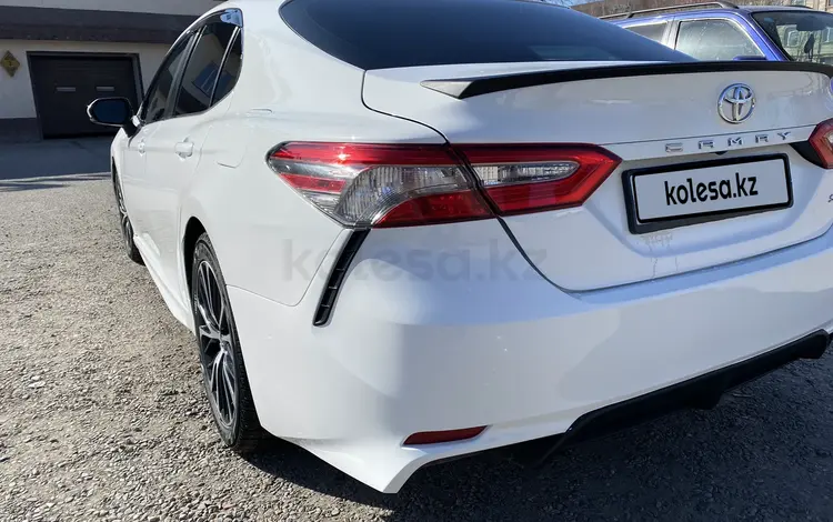 Toyota Camry 2019 года за 10 500 000 тг. в Семей