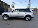 Volkswagen Touareg 2005 года за 3 500 000 тг. в Алматы – фото 5