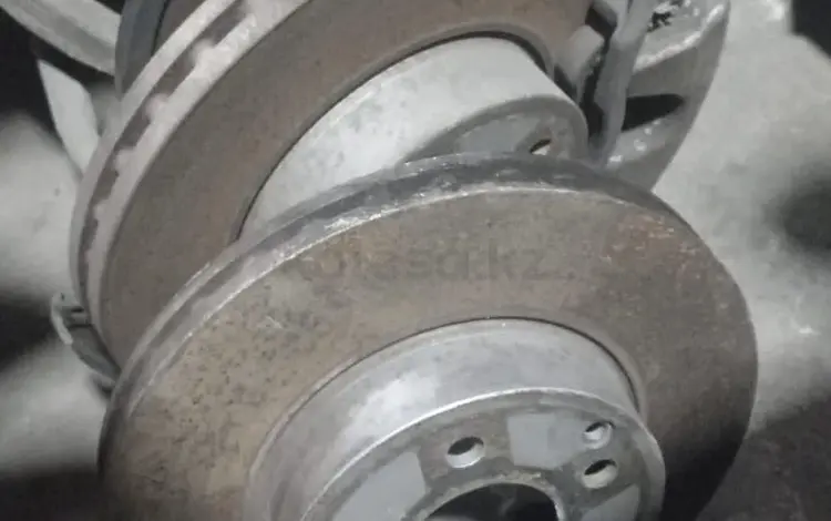 ПЕРЕДНИЕ ТОРМОЗНЫЕ ДИСКИ МЕРСЕДЕС W204. за 50 000 тг. в Алматы