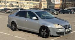 Volkswagen Jetta 2005 года за 2 000 000 тг. в Алматы – фото 2