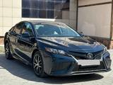 Toyota Camry 2021 года за 16 500 000 тг. в Семей – фото 2