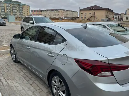 Hyundai Elantra 2019 года за 5 200 000 тг. в Актау – фото 2