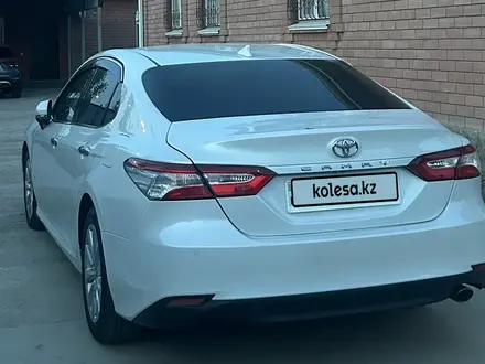 Toyota Camry 2018 года за 13 220 000 тг. в Атырау