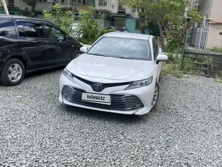 Toyota Camry 2018 года за 13 220 000 тг. в Атырау – фото 2