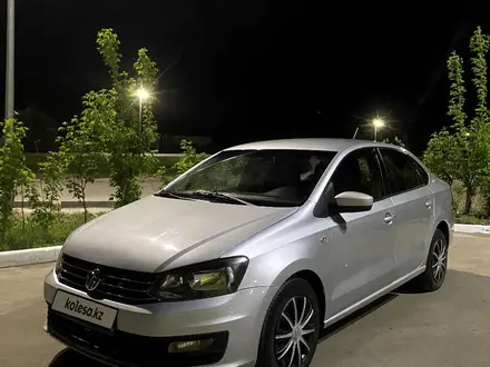Volkswagen Polo 2015 года за 5 200 000 тг. в Уральск – фото 2