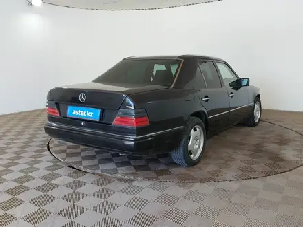 Mercedes-Benz E 220 1993 года за 990 000 тг. в Шымкент – фото 3