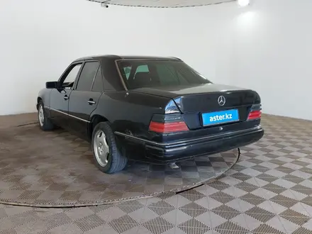 Mercedes-Benz E 220 1993 года за 990 000 тг. в Шымкент – фото 4