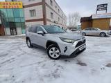 Toyota RAV4 2021 года за 15 852 898 тг. в Астана – фото 2