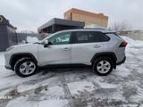 Toyota RAV4 2021 года за 15 852 898 тг. в Астана