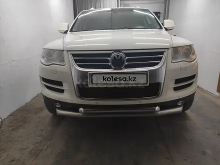 Volkswagen Touareg 2008 года за 9 500 000 тг. в Костанай