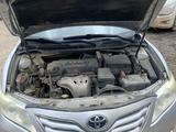 Toyota Camry 2011 года за 7 850 000 тг. в Актобе – фото 2