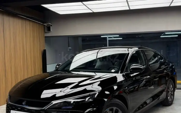 BYD Qin L DM-i Leading 2025 года за 10 200 000 тг. в Алматы