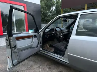 Mercedes-Benz E 230