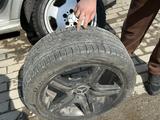 Диски на Мерседес R17 AMG разношир за 185 000 тг. в Алматы – фото 3