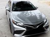 Toyota Camry 2021 года за 13 500 000 тг. в Актау