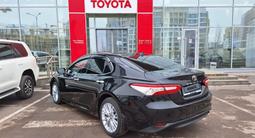 Toyota Camry 2018 года за 13 900 000 тг. в Астана – фото 2