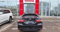 Toyota Camry 2018 года за 13 900 000 тг. в Астана – фото 4