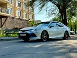 Toyota Camry 2023 года за 20 500 000 тг. в Алматы – фото 4