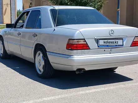 Mercedes-Benz E 220 1993 года за 2 200 000 тг. в Туркестан – фото 2