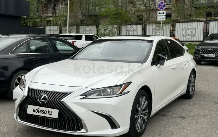 Lexus ES 250 2019 года за 20 000 000 тг. в Алматы