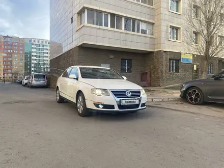 Volkswagen Passat 2005 года за 3 500 000 тг. в Астана – фото 2