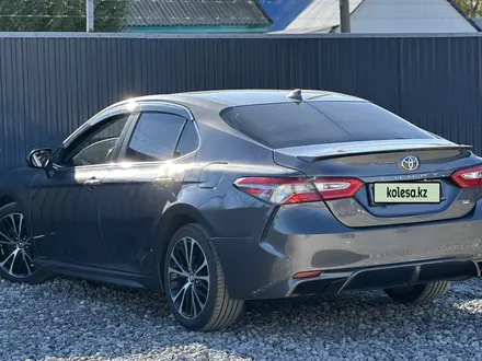 Toyota Camry 2019 года за 11 200 000 тг. в Актобе – фото 4