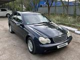 Mercedes-Benz C 180 2002 годаfor3 200 000 тг. в Караганда