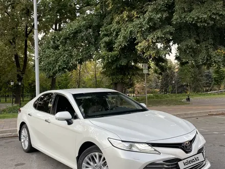 Toyota Camry 2020 года за 14 500 000 тг. в Алматы – фото 4