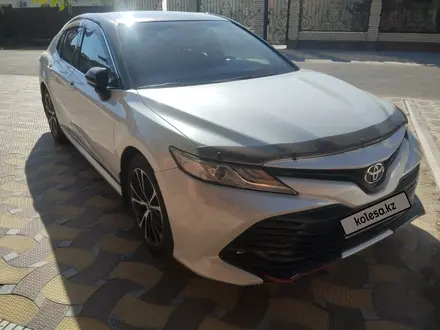 Toyota Camry 2020 года за 14 000 000 тг. в Атырау – фото 2