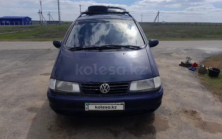 Volkswagen Sharan 1997 года за 1 600 000 тг. в Уральск