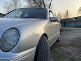 Mercedes-Benz E 320 2001 года за 5 100 000 тг. в Караганда – фото 2