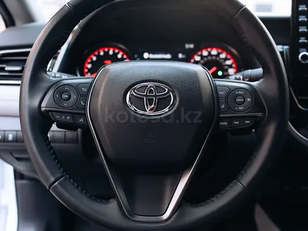 Toyota Camry 2021 года за 15 800 000 тг. в Алматы – фото 18