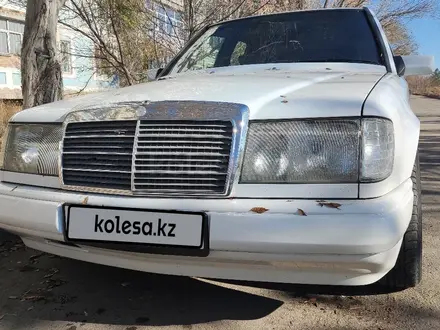 Mercedes-Benz E 200 1989 года за 1 400 000 тг. в Караганда – фото 2