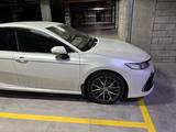 Toyota Camry 2021 года за 14 500 000 тг. в Шымкент – фото 4