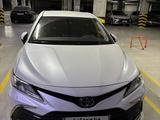 Toyota Camry 2021 года за 14 500 000 тг. в Шымкент – фото 2