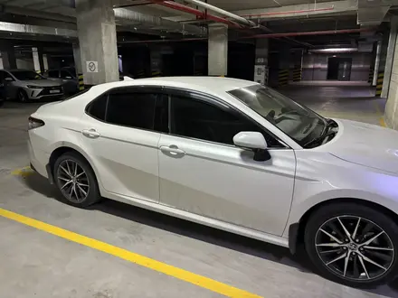 Toyota Camry 2021 года за 15 600 000 тг. в Шымкент – фото 5